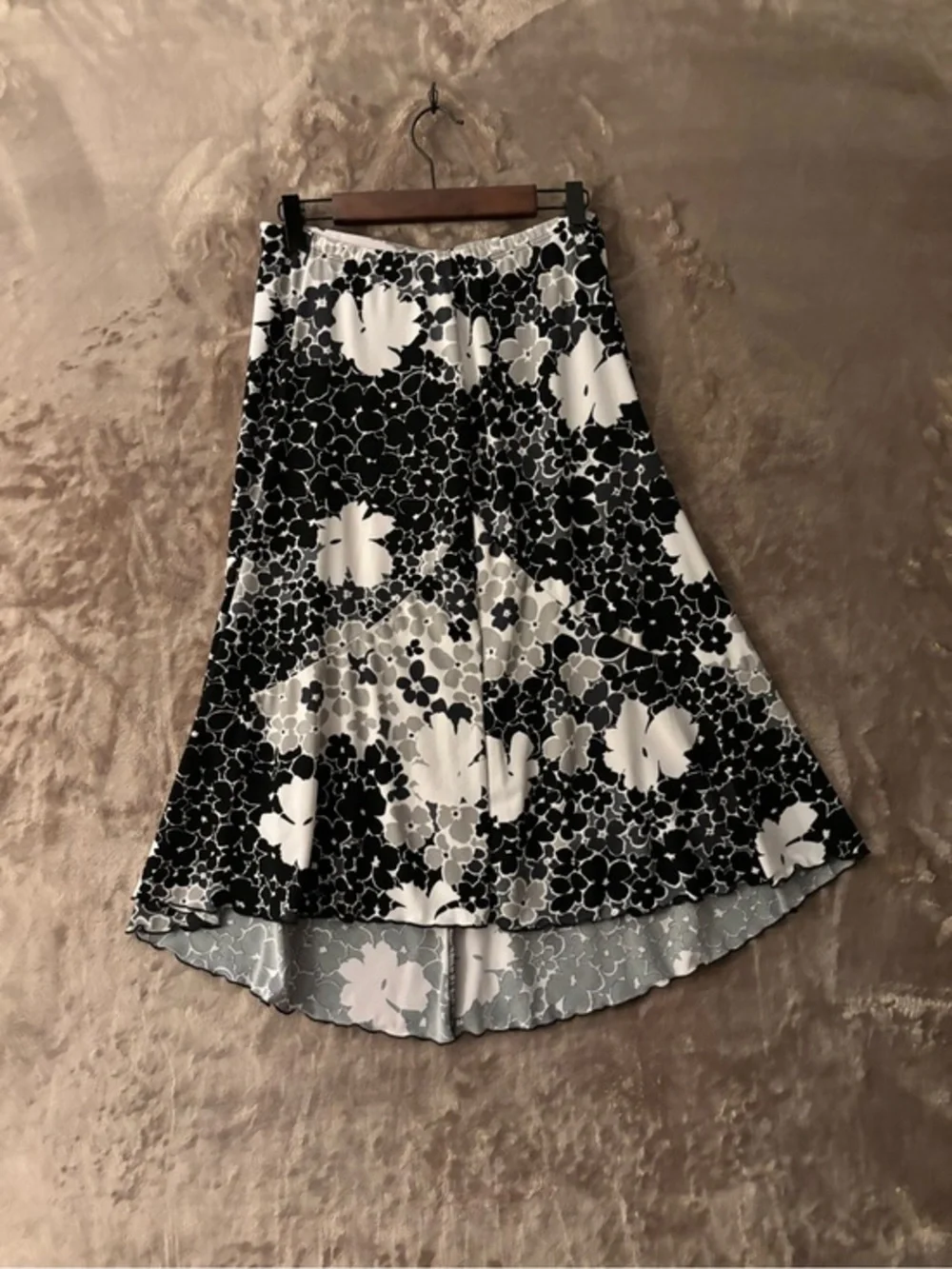 Susan Lawrence Asymmetrical Skirt Women’s Size L Black /White Floral Print